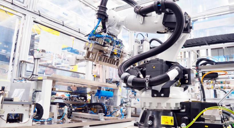 Les robots jouent un rôle de plus en plus important dans les usines fabriquant des batteries.