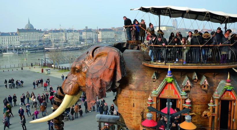 «Le Grand Eléphant» est le symbole des Machines de l’île et peut transporter 50 passagers. Sur l’autre rive de la Loire, le Belem, plus ancien trois-mâts en Europe (1896). ALAIN BOSSU.