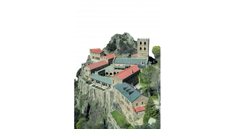 Abbaye Saint-Martin  du Canigou  à Casteil.  TOURISME PYRENEES-ORIENTALES