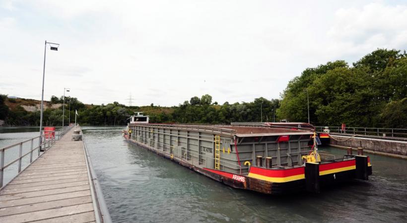 La barge fluviale ne transporte plus les déchets à l’usine d’incinération des Cheneviers. JAY LOUVION/SIG 