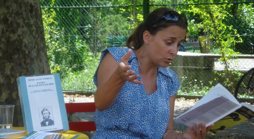 La comédienne Julie Annen lors d’une lecture juke-box (le public choisit l’extrait interprété), fin juillet au parc Geisendorf. BD 