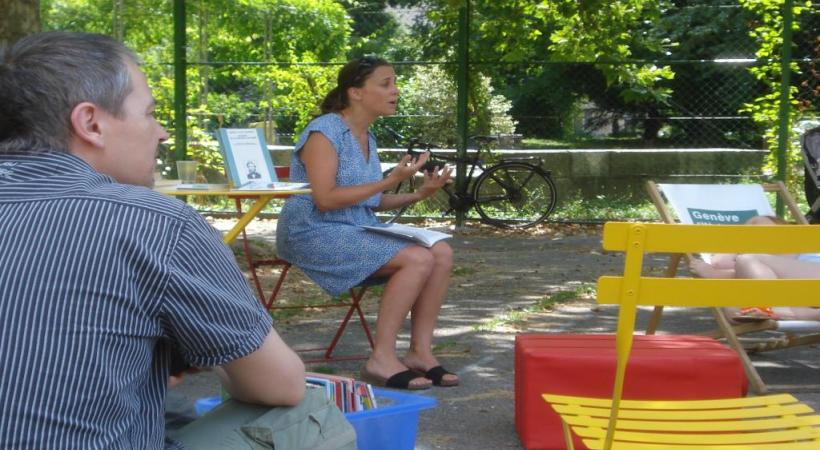 La comédienne Julie Annen lors d’une lecture juke-box (le public choisit l’extrait interprété), fin juillet au parc Geisendorf. BD 