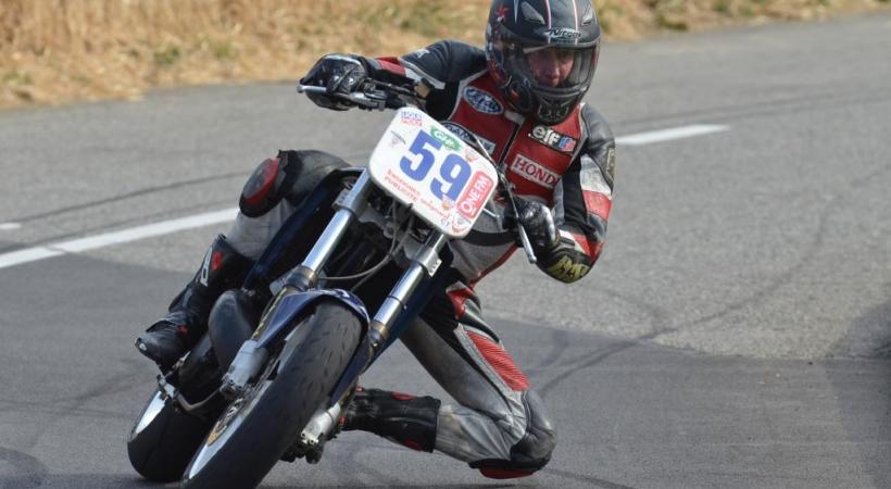 Thierry Courtois court depuis près de 20 ans à Verbois, sur la même moto: une Honda CR500. STÉPHANE CHOLLET 
