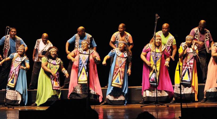 Perfection des voix, énergie fascinante des danses, chatoiement des couleurs: c’est ça Soweto Gospel Choir. DR 