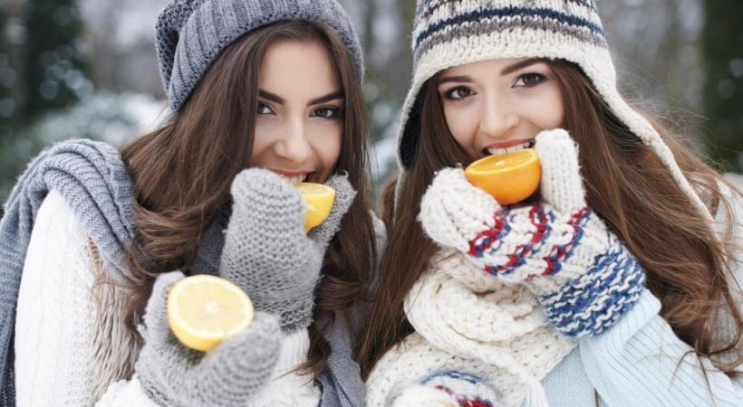 Pour sortir bien protégé, cet hiver c’est bonnet, moufles et citron. GETTY IMAGES/GPOINTSTUDIO 
