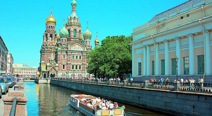 La cathédrale Saint-Sauveur et le canal Griboïedov à Saint-Pétersbourg.