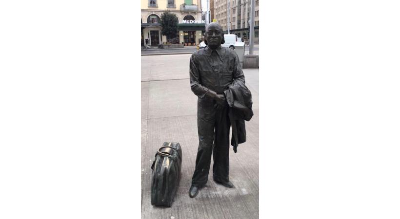 L’homme à la valise moulé d’après Michel Butor, écrivain, poète DR