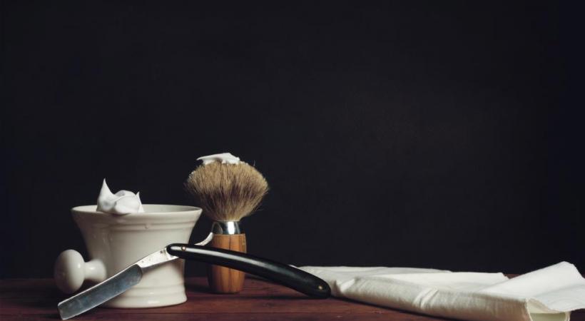 Chez le barbier, le coupe-choux et le blaireau  le disputent aux baumes et huiles hydratantes  pour des soins sur mesure. GETTY IMAGES/GUTZEMBERG 