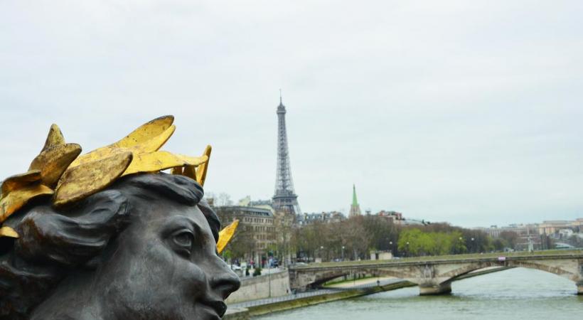 Nymphe, Seine et Tour Eiffel  depuis le pont Alexandre III. DR