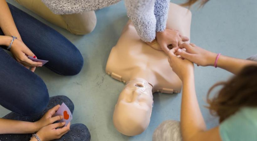 Apprendre à pratiquer un massage cardiaque peut sauver une vie. GETTY IMAGES/KASTO80 