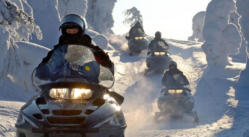 Les motos neige sont une alternative aux attelages de traîneaux. 