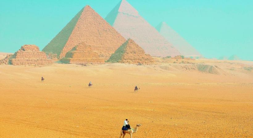 L’incomparable site de Gizeh avec, au centre, la pyramide de Chéops (146 mètres de haut). 