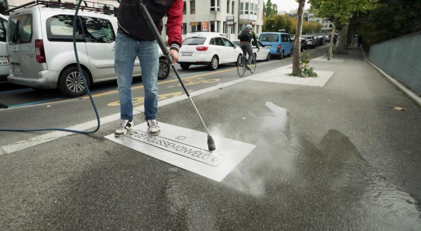 Des inscriptions pour rappeler aux cyclistes de pousser leur vélo sur les trottoirs. DR 