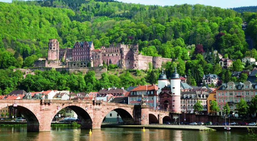Les gigantesques ruines du château d’Heidelberg, que l’on voit de très loin, dominent la vieille ville. CROISIEUROPE 