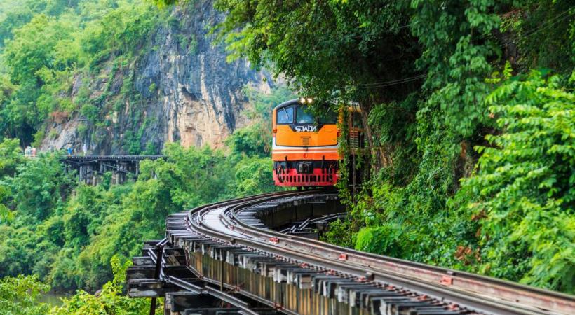 Spectaculaire trajet en train dans la région de Kanchanaburi. 