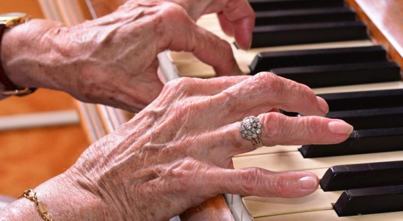 Durant douze mois, des retraités suivront un entraînement intensif de piano. 123RF/DIRK DE KEYSER 