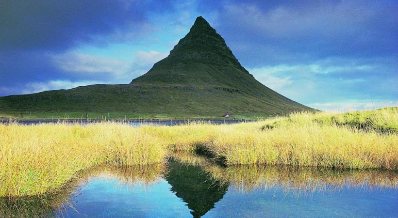 La très photogénique marmite du diable de Berufjoerdur. Gullfoss est une des chutes les plus célèbres d’Islande.  La géologie confère au paysage  ses étonnantes couleurs. La péninsule de Snæfell est l’un  des incontournables sites islandais. 