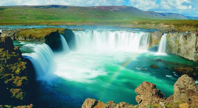 La très photogénique marmite du diable de Berufjoerdur. Gullfoss est une des chutes les plus célèbres d’Islande.  La géologie confère au paysage  ses étonnantes couleurs. La péninsule de Snæfell est l’un  des incontournables sites islandais. 