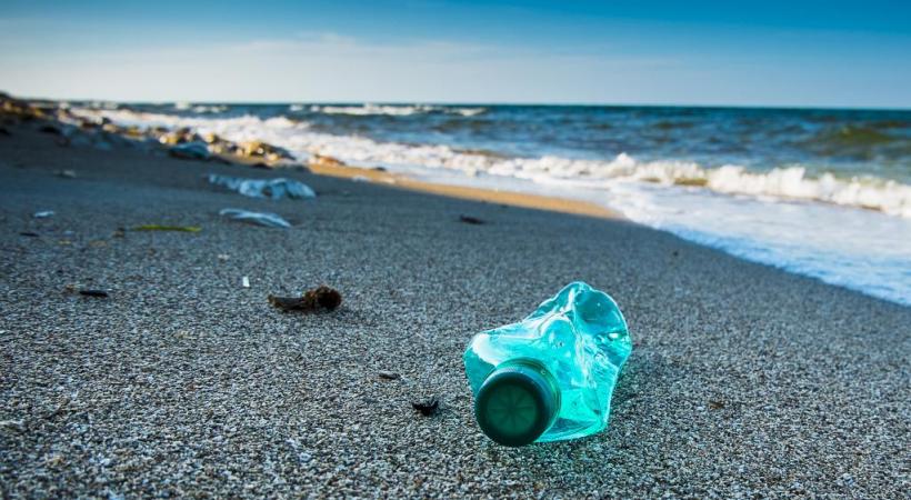 Le «Manta» (en médaillon) pourra collecter jusqu’à 600 m3 de déchets plastiques sans impacter la faune marine, les trier et les compacter. PHOTOMONTAGE  123RF/BRUNO ROSA/GHI/DR 