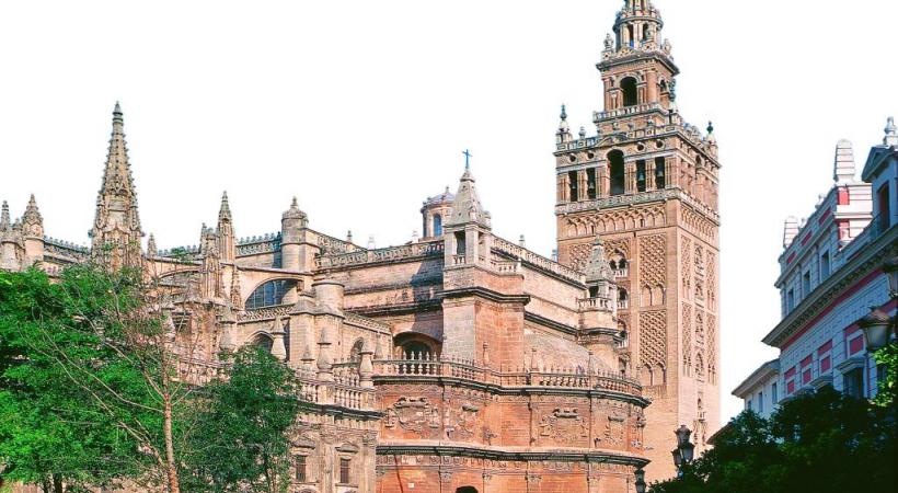 Le minaret de la cathédrale Giralda de Séville culmine à 76 mètres. 
