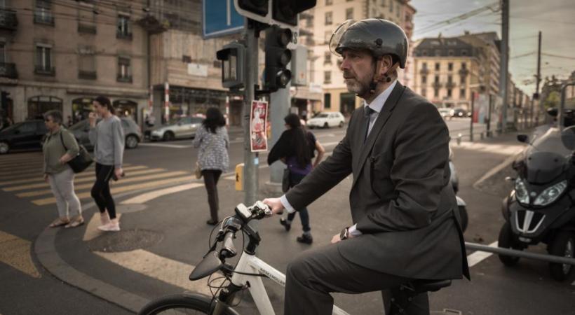 L’ancien maire verniolan ne lâchera pas son vélo pour une limousine. GABRIEL BALAGUé 