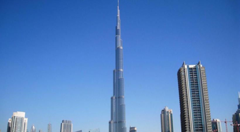 La tour Burj Khalifa, qui culmine à 828 m, est la plus haute du monde. 123RF/SANTORINES