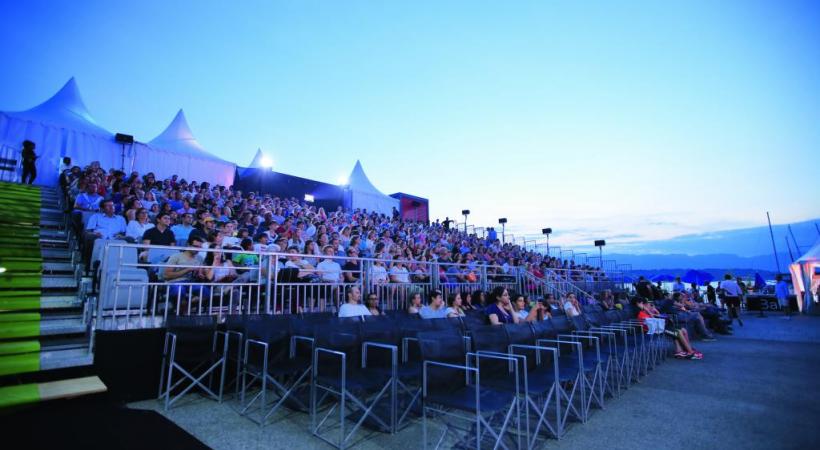 Les cinéphiles ont à nouveau rendez-vous sur la magnifique esplanade du Port-Noir. En toile de fond, «Tully», de Jason Reitman, avec Charlize Theron, sera projeté en ouverture le 16 juillet. DR 