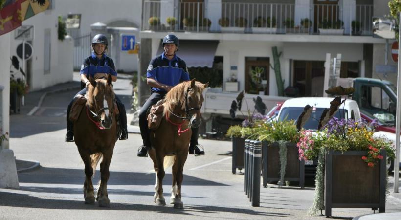 Les patrouilles équestres rassurent les villageois (ici à Veyrier) et les chevaux rendent la police plus humaine. CHRISTIAN BONZON 