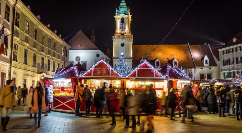 Les petits chalets du marché de Noël de la capitale slovaque. 123rf/MACFROMLONDON