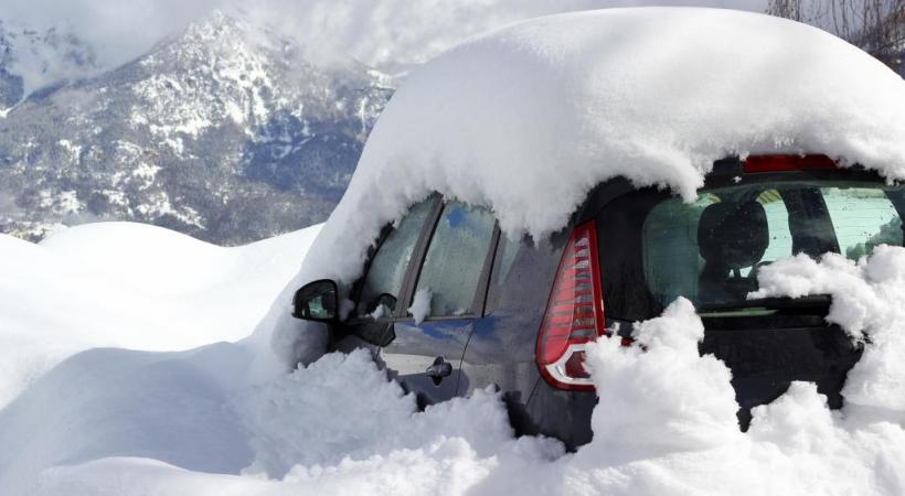 Un bon conseil: dégager la neige sur toute la voiture avant de rouler. 123RF/ RRRAINBOW 