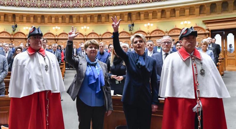 La PDC valaisanne Viola Amherd et la PLR saint-galloise Karin Keller-Sutter prêtent serment après avoir été élues au Conseil fédéral. FLICKR/PARLEMENT.CH