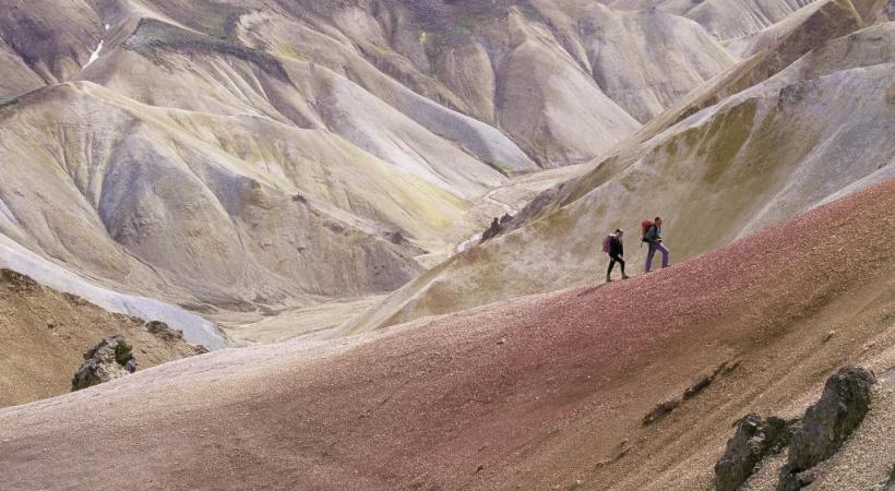 La géologie confère d’étonnantes couleurs aux paysages islandais.