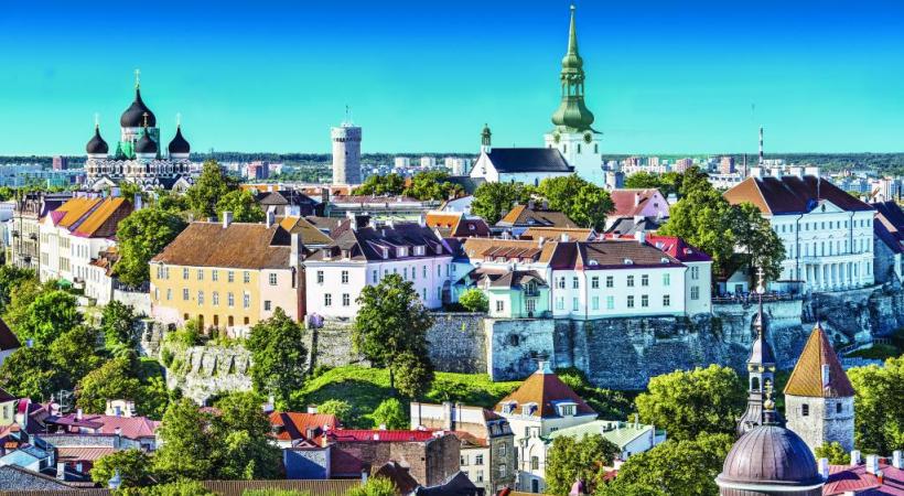 Tallinn, la capitale de l’Estonie, avec sa forteresse et ses clochers gothiques. Jusqu’en 1918, elle s’appelait encore Réval. 