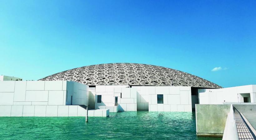 Le Louvre Abu Dhabi, avec sa coupole constituée de huit couches de formes étoilées entrelacées, contribue à augmenter l’attractivité de l’émirat.