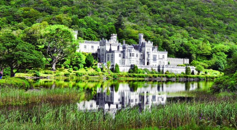Le château de Kylemore, avec son église néo-gothique et ses jardins victoriens, est un des principaux lieux touristiques de la région du Connemara.    
