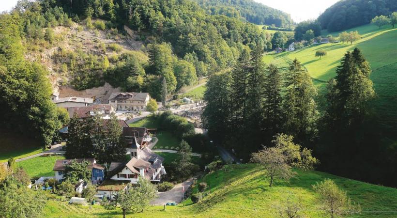 Paysage typique de Bâle-Campagne : hameau lové entre les collines.