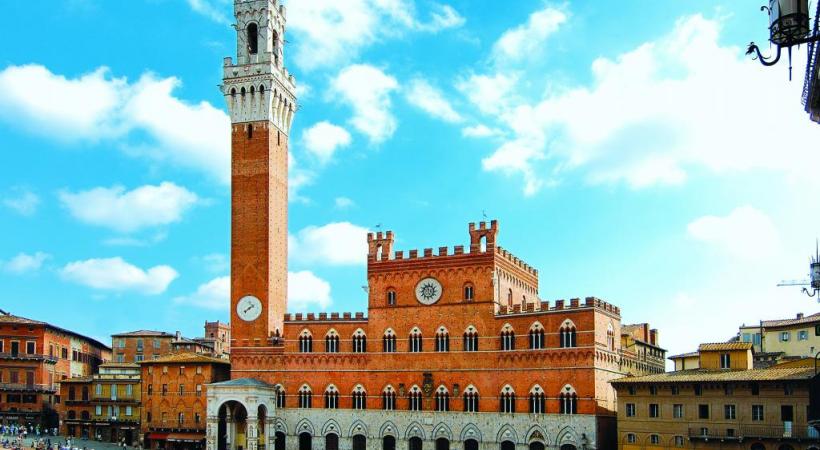Au cœur de la ville toscane, le Palazzo Pubblico, qui domine la Piazza del Campo. PIXABAY