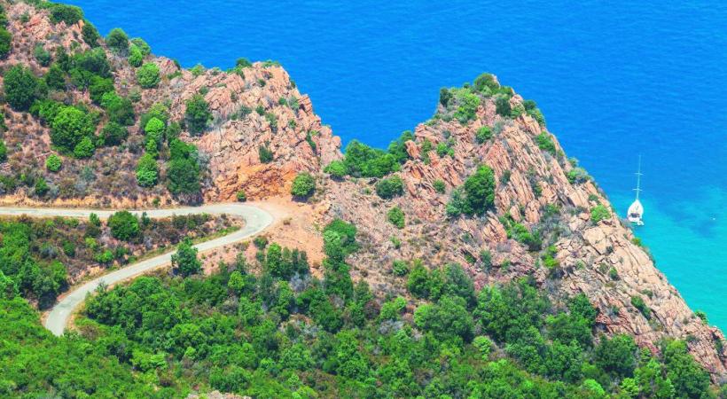 Découvrir la Corse à un rythme modéré sur des routes sinueuses. 123RF/Eugène Sergeev