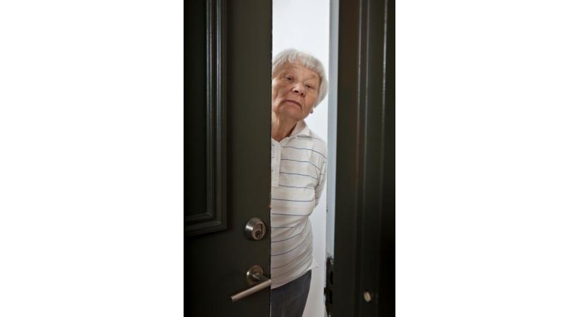 Avant d’ouvrir sa porte, la personne âgée doit vérifier auprès de l’entreprise la véracité  de l’intervention. 123RF