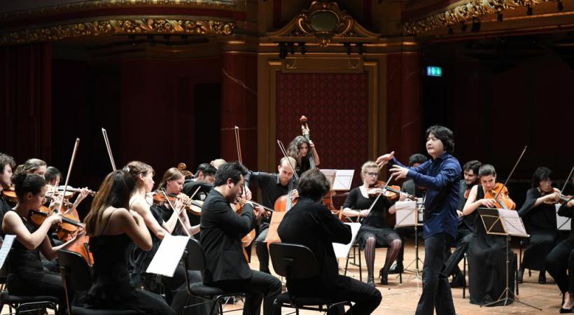 L’orchestre de la Seiji Ozawa International Academy Switzerland, dirigé de mains de maître par Kazuki Yamada, se produira au Victoria Hall le lundi 8 juillet. THIERRY PAREL