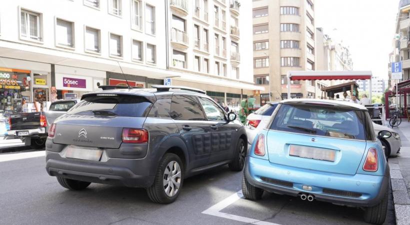 L’anarchie du stationnement règne souvent dans les rues des quartiers de Genève. CHRISTIAN BONZON