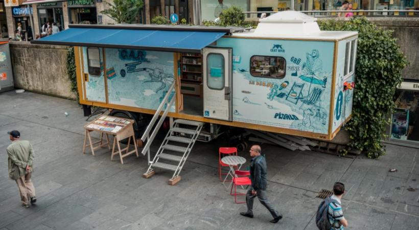Le Car Bleu, un bus de renseignements installé l’été à la sortie de la gare Cornavin, est destiné aux visiteurs à la recherche d’activités sympas, jeunes et ouvertes. CAR-GE.CH