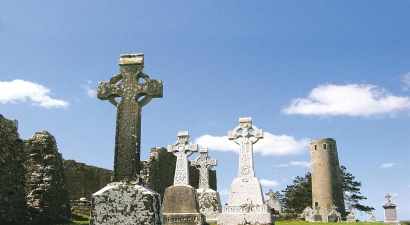 Le cimetière du monastère irlandais de Clonmacnoise, fondé en 544.