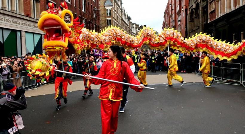 La parade traditionnelle, avec des dragons animés à bout de bâtons, défile jusqu’au quartier des théâtres de la capitale britannique. 