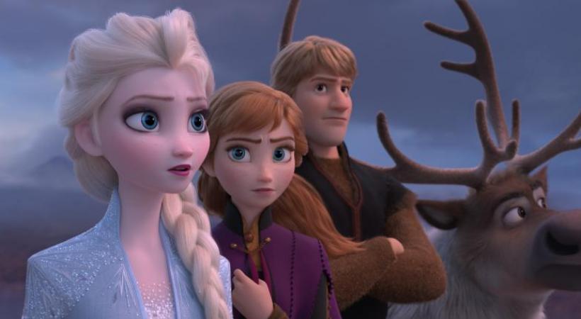 Elsa entreprend avec ses compagnons un périlleux voyage pour sauver le monde. La première version du film d’animation a le plus rapporté à Disney. DR