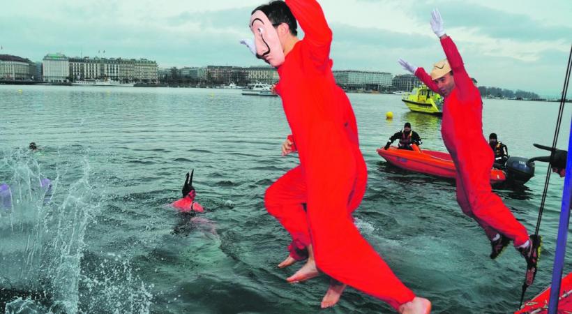 Pour se donner du courage, les populaires se jettent à l’eau dans une ambiance carnavalesque. STéPHANE CHOLLET