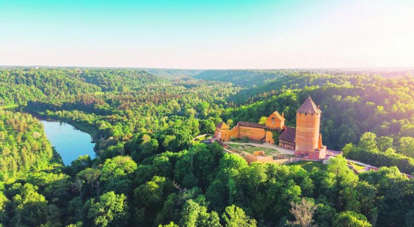 Outre les trois capitales incoutournables, Tallinn, Riga et Vilnius, les amateurs de nature seront comblés. Ici, le parc naturel de Gauja avec le château de Turaida. 123RF/RONSTIK