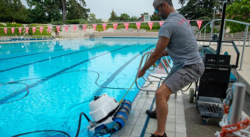 Pour préparer la réouverture, les bassins doivent être nettoyés et mis en eau.  Comme celui de la piscine de Marignac au Grand-Lancy. PHOTOS STéPHANE CHOLLET