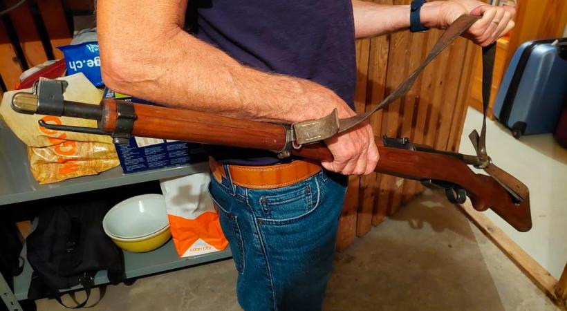 Le vieux fusil de l’armée du père de Jonas, dort depuis des décennies dans un coin de la cave. TR