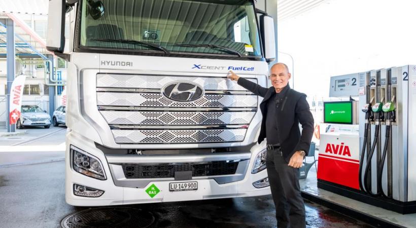 Bertrand Piccard devant l’un des premiers camions Hyundai propulsés à l’hydrogène commandés par Coop et Migros. DR